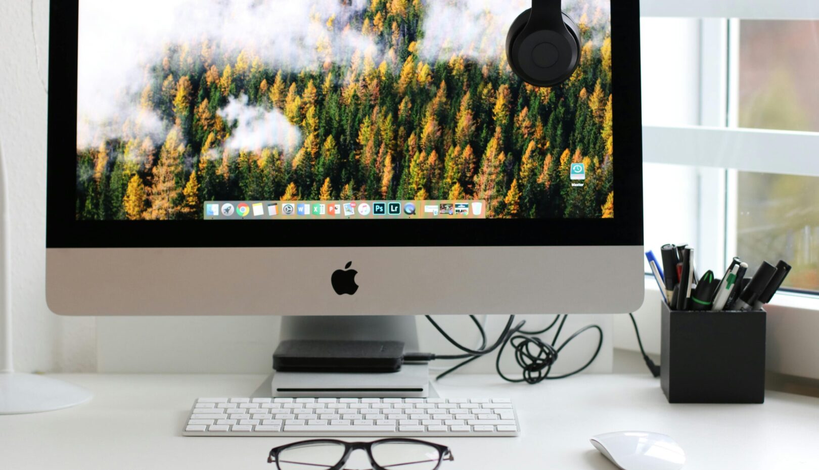 Free Stylish home office workspace featuring a computer setup with accessories. Stock Photo